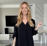 Angie blúz fekete – V-kivágású hosszított blúz – Innova Fashion
